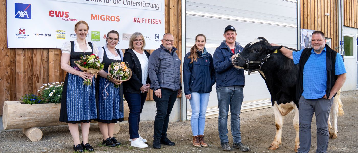 Siegermuni Menzo mit den Züchtern, Spendern Mario und Sonja Schlatter, dem Götti Josef Bergmann und Ehrendamen.