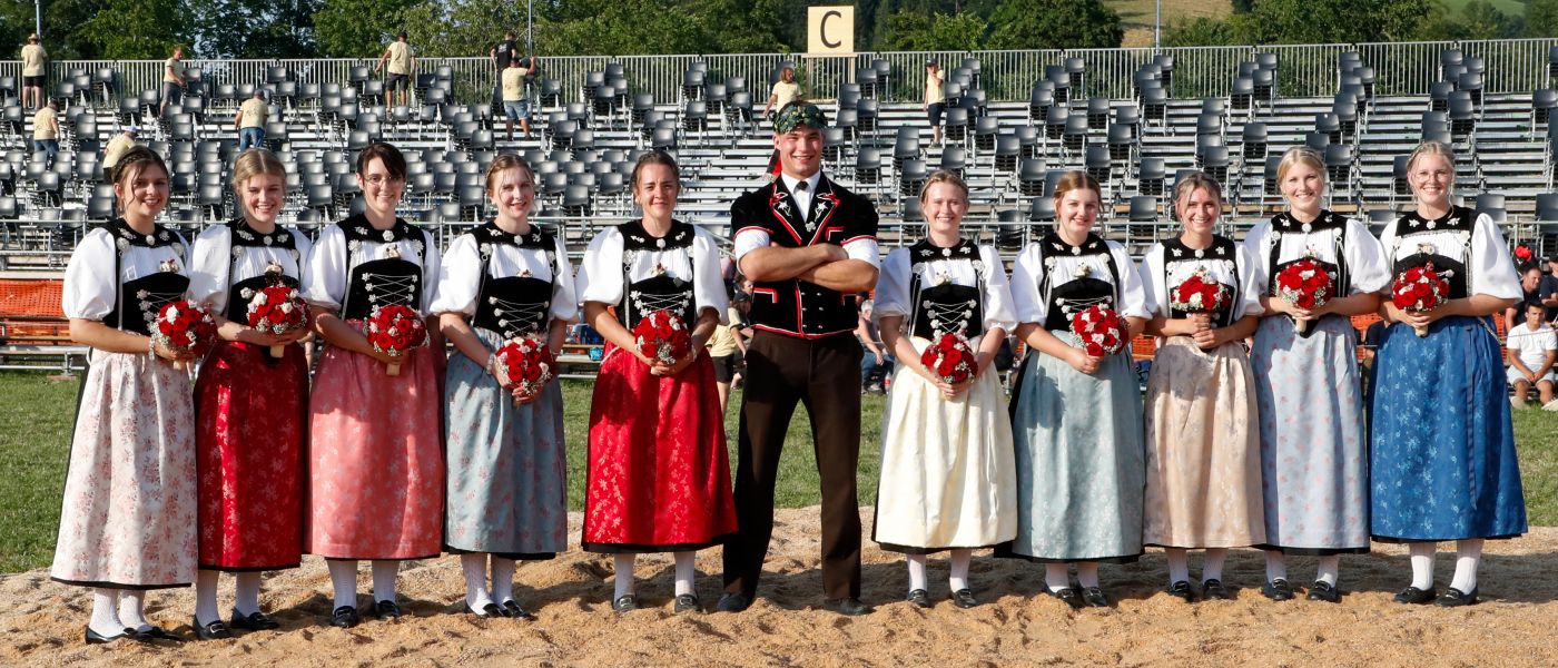 250713, Bernisch-Kantonales Schwingfest Langnau i.E., Festsieger, Moser Michael mit Ehrendamen